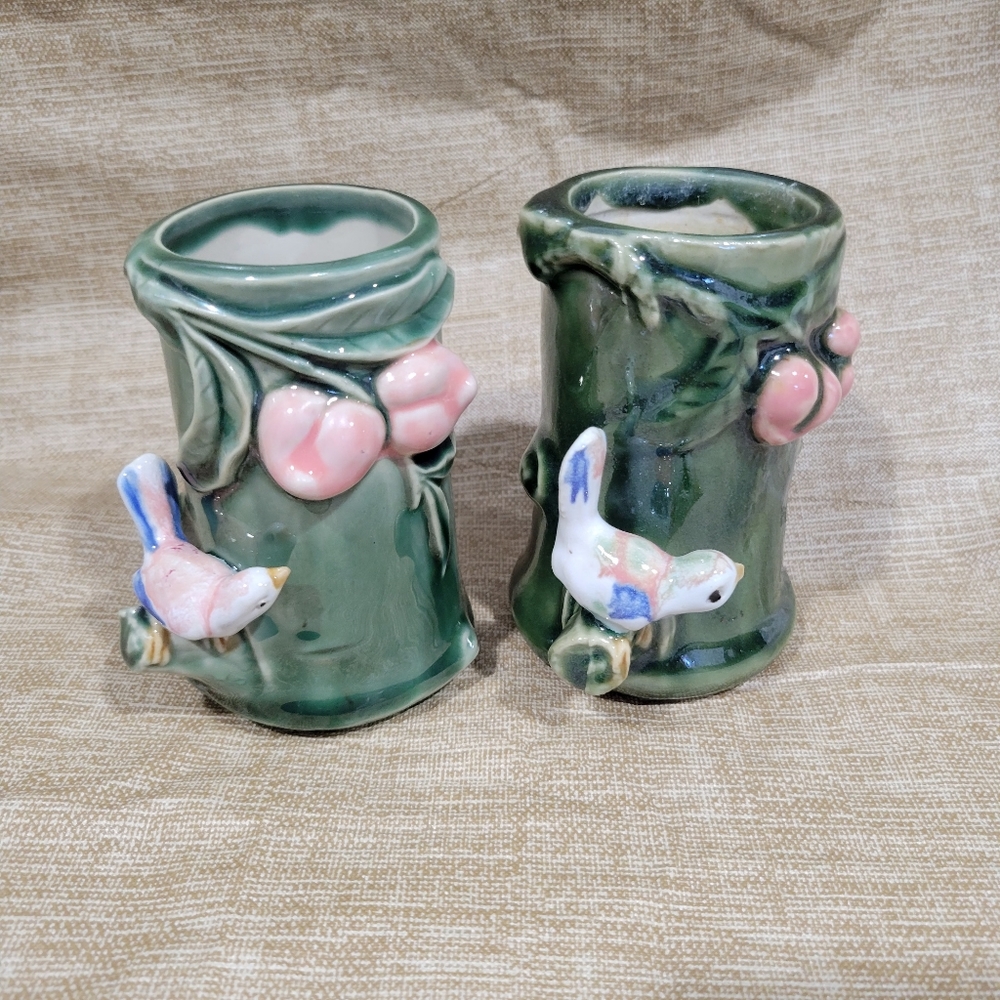 Vtg set of 2 Bamboo Majolica planter/vases 4.5" tall with bird and pink flower